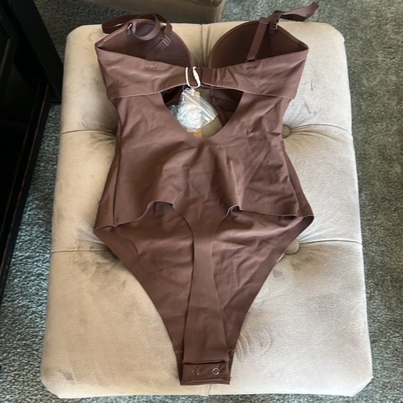 Skims Deep Plunge Shapewear Bodysuit - Picture 7 of 9